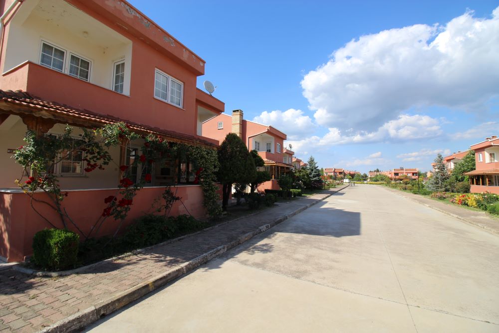 SİTE İÇİNDE SATILIK EŞYALI TRİPLEX DAİRE