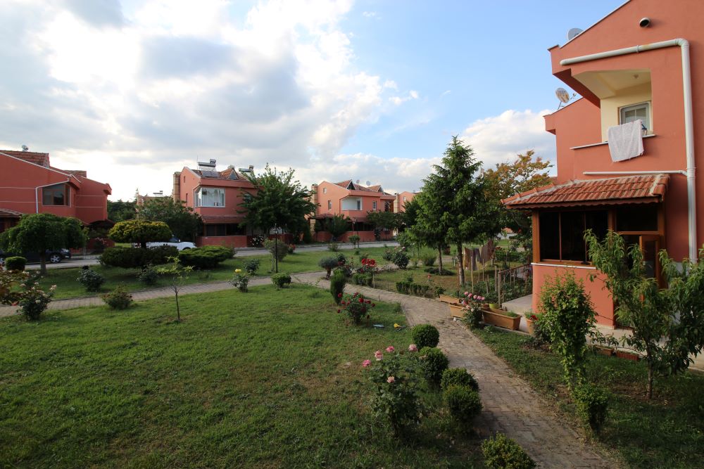 SİTE İÇİNDE SATILIK EŞYALI TRİPLEX DAİRE